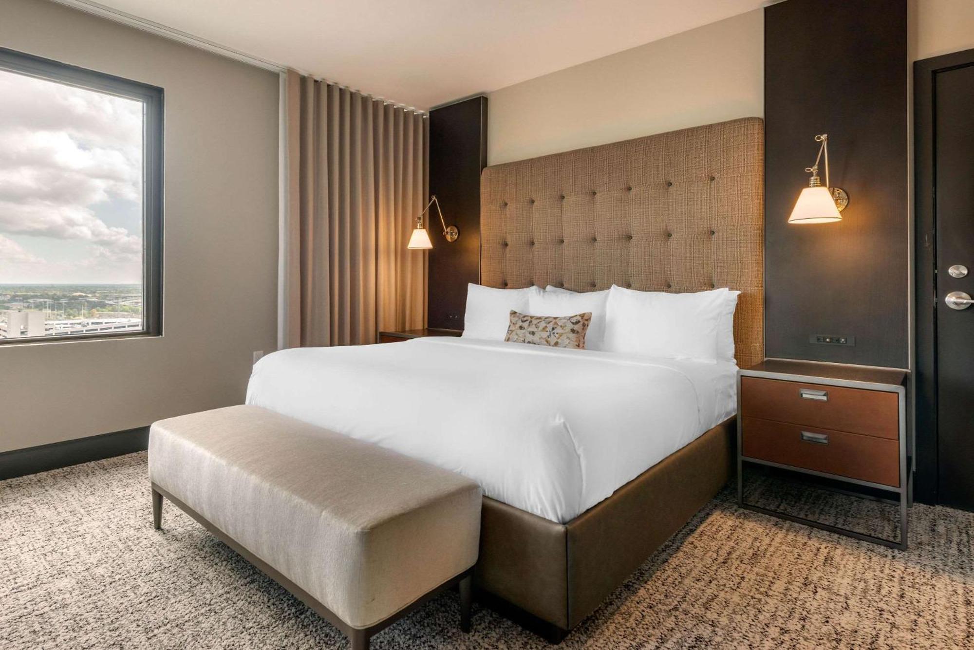 Cambria Hotel Houston Downtown Convention Center Bagian luar foto