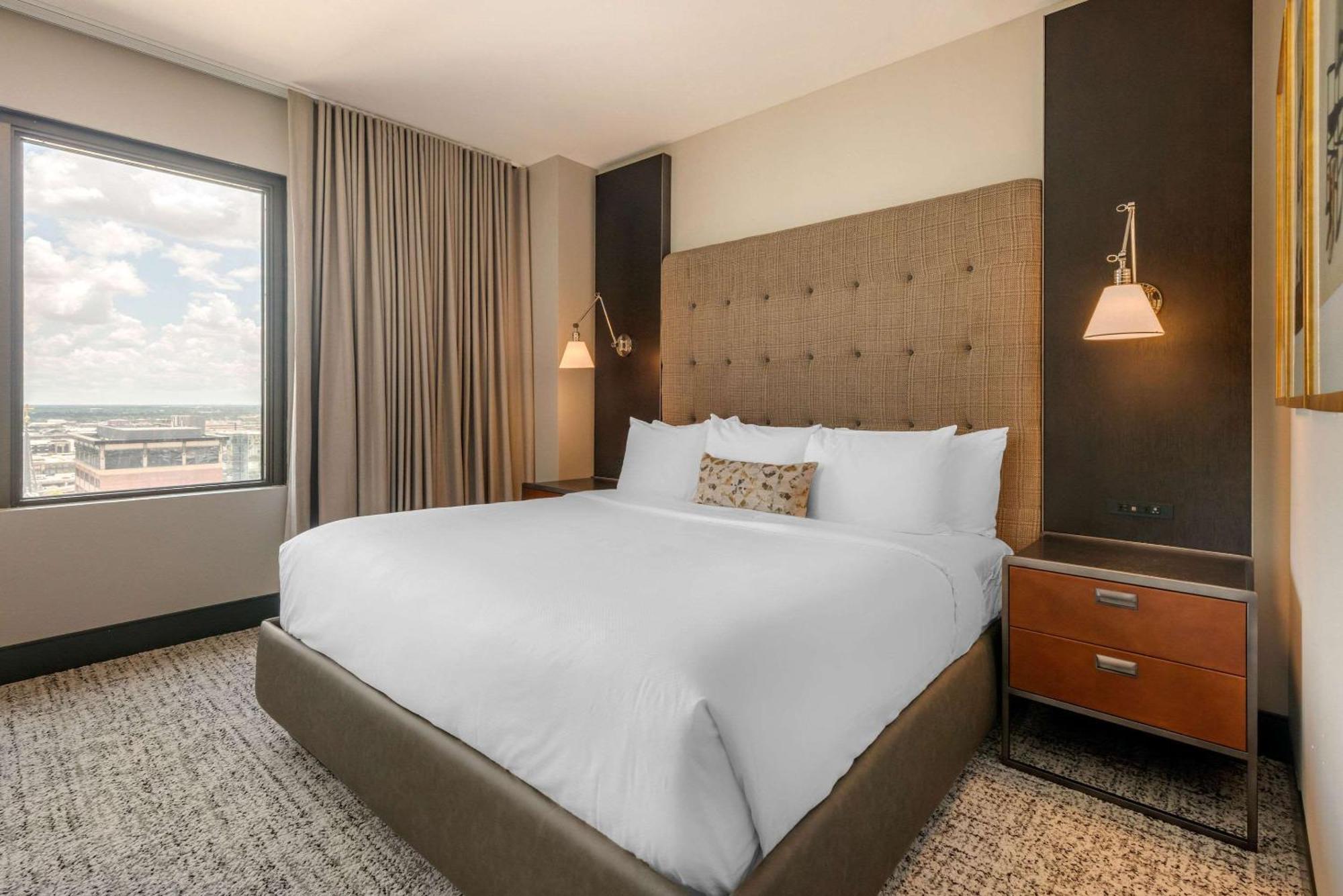 Cambria Hotel Houston Downtown Convention Center Bagian luar foto