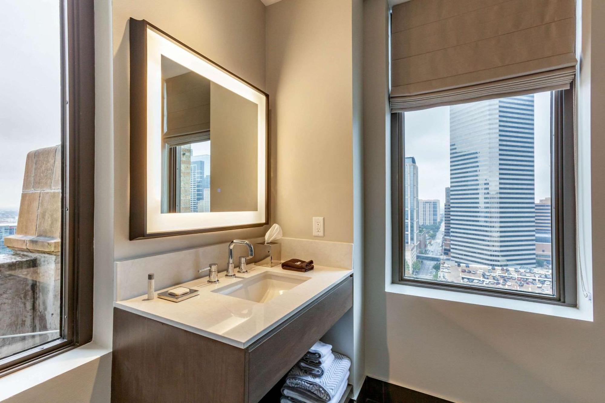 Cambria Hotel Houston Downtown Convention Center Bagian luar foto